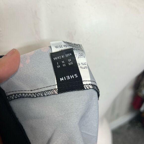 Black Red Floral Off Shoulder Tie Front Crop Top – Size XS - Picture 4 of 4